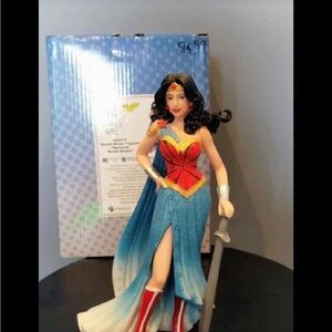 Enesco DC Comics resin Wonder Woman figure new in box.